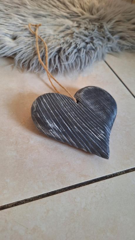 Drevené závesné srdce,