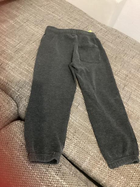 Tepláky - na kolenách zosuchane, 104