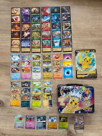 Pikachu kufrík a karty pokémon a lorcana, 