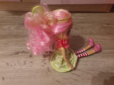 Bábika s ružovými vlasmi, 