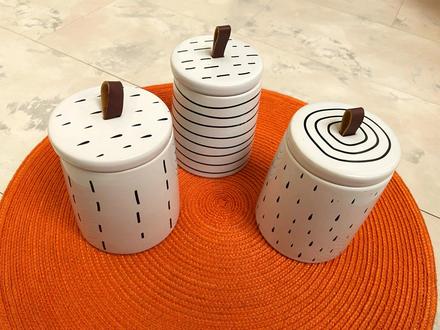 Porcelánové dózy s úchytkou, 