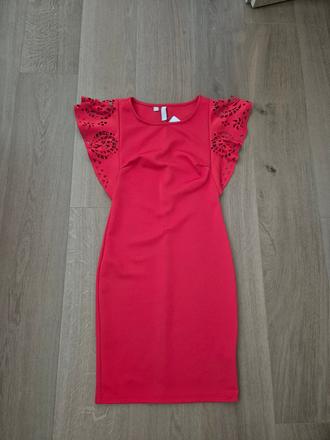 Cervene saty so zdobenymi rukavmi, 34