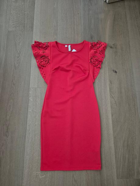 Cervene saty so zdobenymi rukavmi, 34