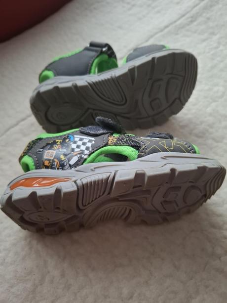 Blikajúce sandále, 25