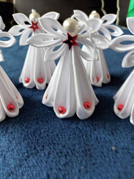 Biele anjeliky s červenymi ozdobami, 