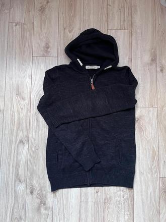Svetrík s kapucňou, l.o.g.g.,158