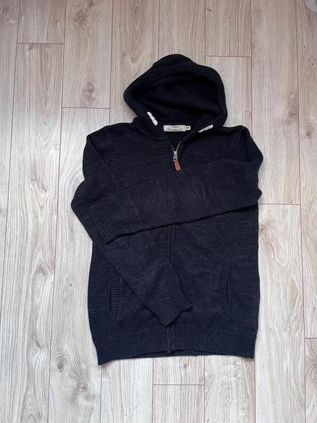 Svetrík s kapucňou, l.o.g.g.,158