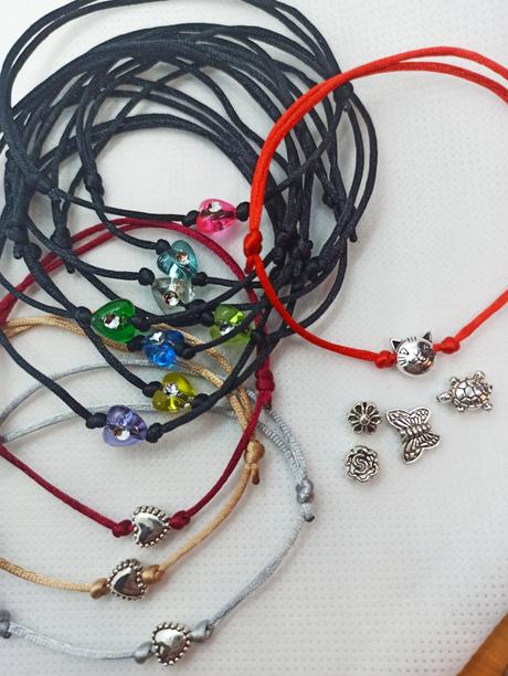 Náramky proti urieknutiu, posuvné uzlíky, 