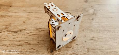 Drevený kostol s led svetlom, 