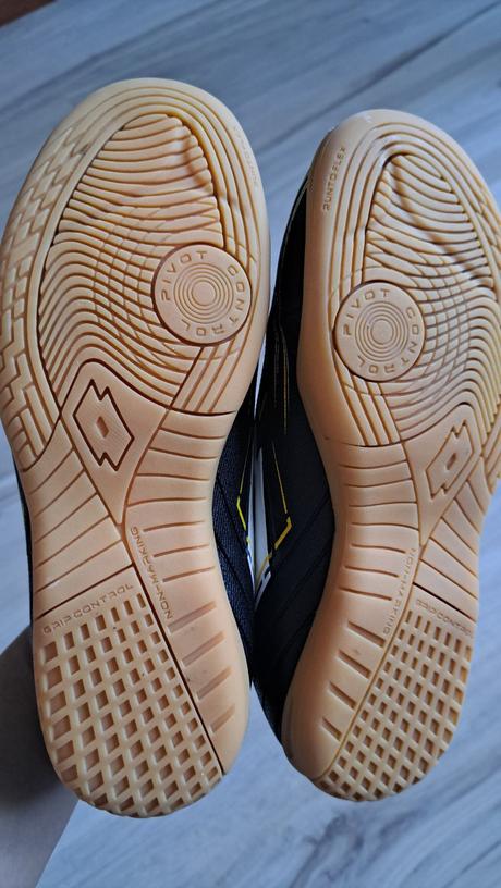 Halovky, umbro,35