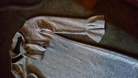 Trblietavé šaty, 128