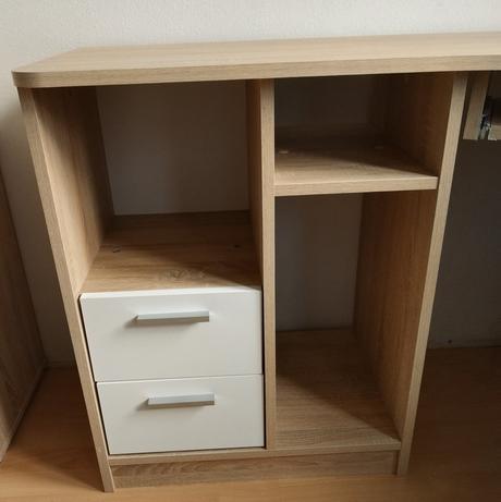 Priestranný rohový písací stôl s úložným priestoro,