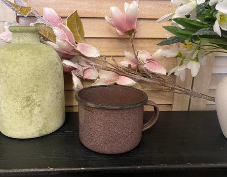 Hnedý smaltovaný hrnček, 