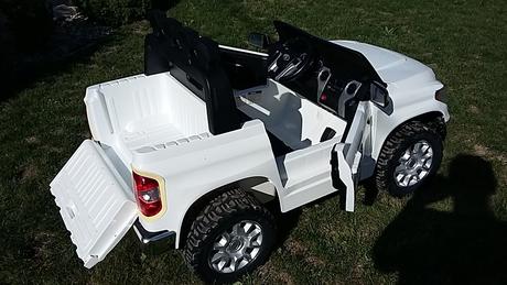 Auto pre dve deti zn.toyota ekektrické,