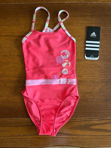 Žiarivé plavky adidas s milými detailmi, adidas,116