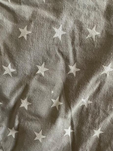 Šedá látková prebaľovcia podložka s hviezdami,