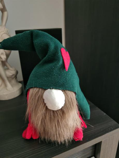 Trpaslík parapetu von na okno alebo doma, 