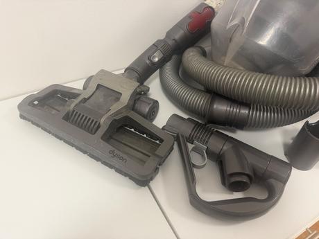 Dyson vysávač + príslušenstvo,