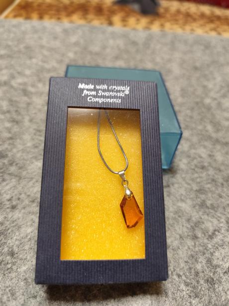 Nahrdelnik so swarovski kamienkom s krabickou, 