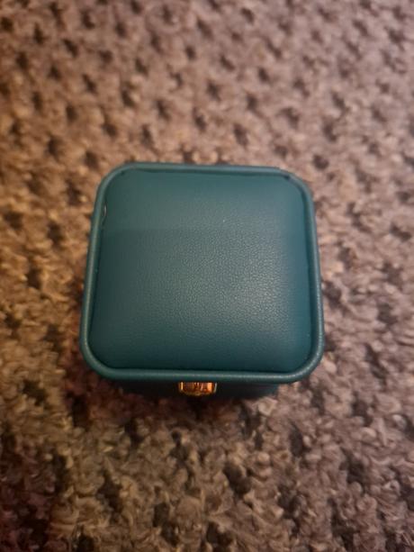 Elegantná krabička na prsteň, 