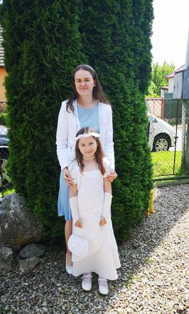 Plisované modré šaty,