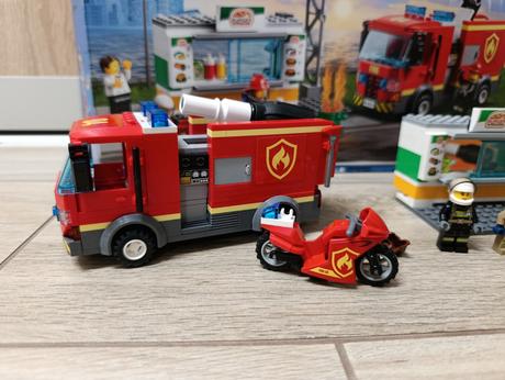 Lego city 60214 - zásah hasičov v burgárni, 