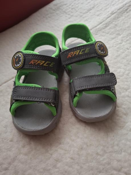 Blikajúce sandále, 25