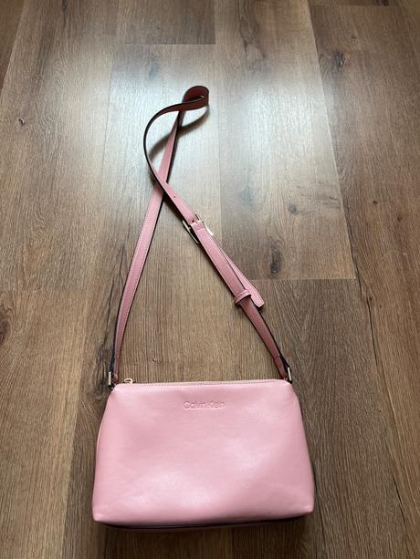 Minimálne nosena kabelka, calvin klein