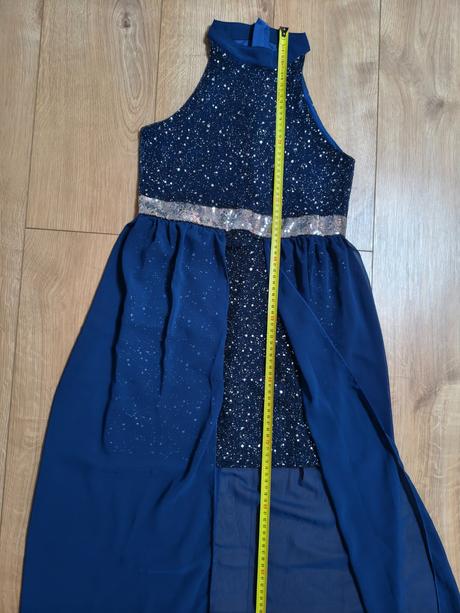 Dievcenske spolocenske saty, 158