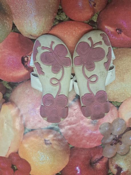 Dievčenské šlapky, 26