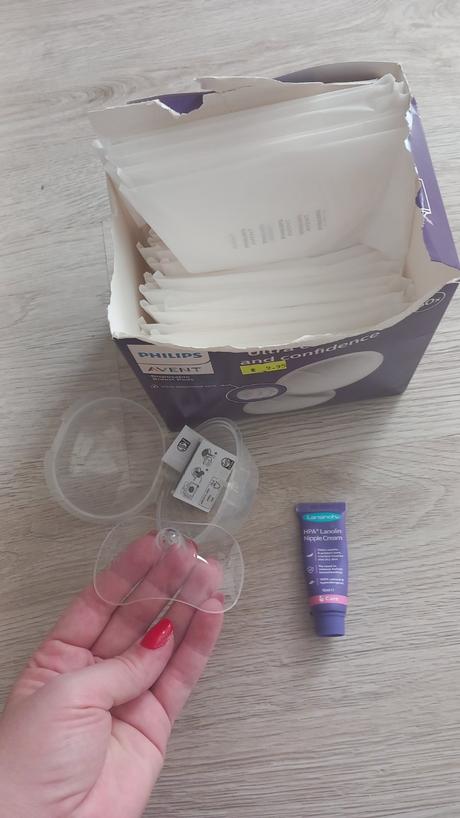 Prsné vložky.  klobúčik.  krem lansinoch, 