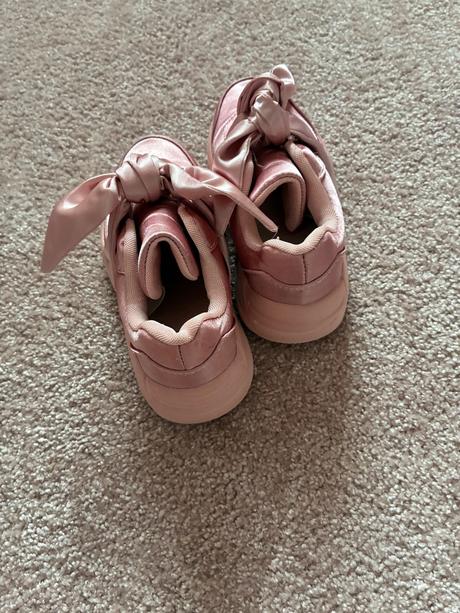 Saténové tenisky, 28