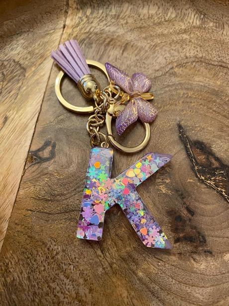 Ručne vyrobené živicové kľúčenky, 