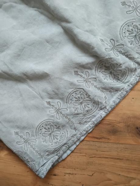 Sukňa s vysivkou, 42