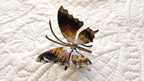 Kovová stolová dekorácia motýľ, 8 x 7 cm,