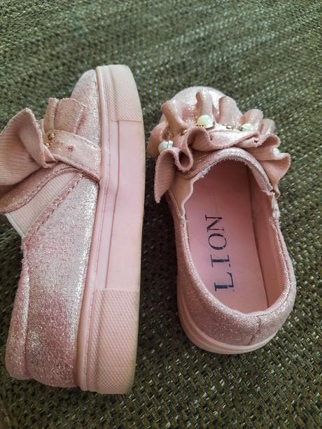 Ružové topánky, 26