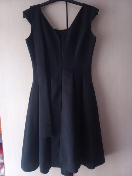 Čierne spoločenské šaty, 38