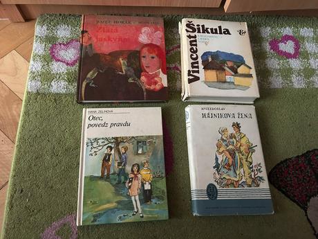 Sada 4 ks knižiek,