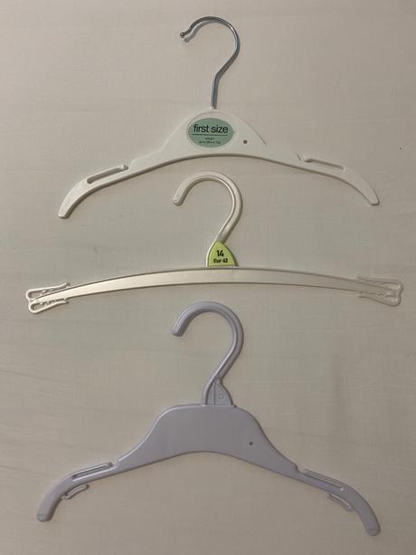 Plastové ramienka / vešiaky na oblečenie,