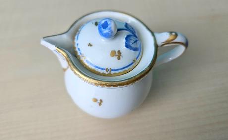 Miniatúrna porcelánová dózička s vrchnákom, modrob,