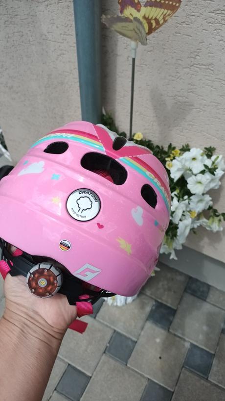 Kvalitná blikajúca značková prilba m 53-58 cm, m