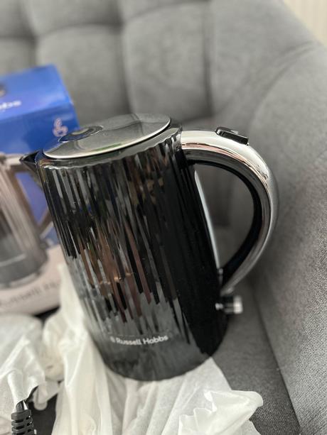 Rýchlovarná kanvica russell hobbs čierna, 