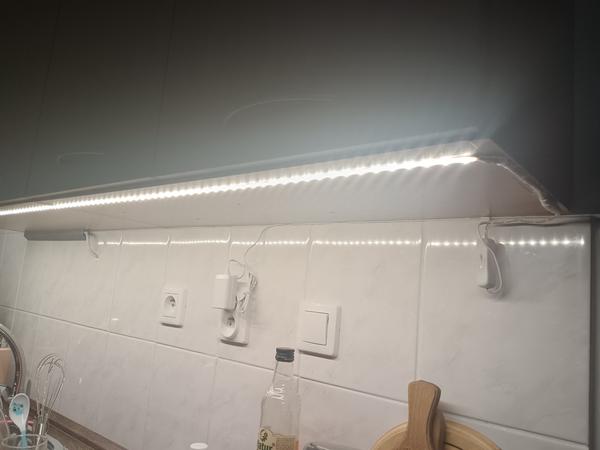 Môžeme mať nalepený LED pásik na linke bez hliníkovej lišty?