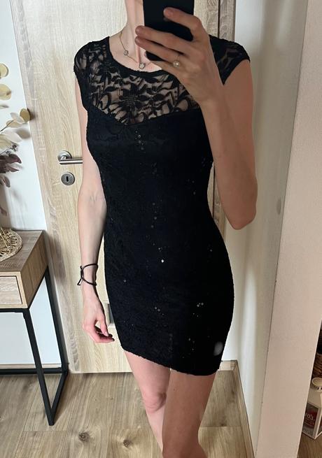 Cierne cipkovane minisaty, s