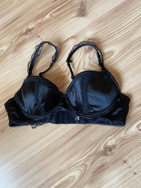 Čierna podprsenka, 70b