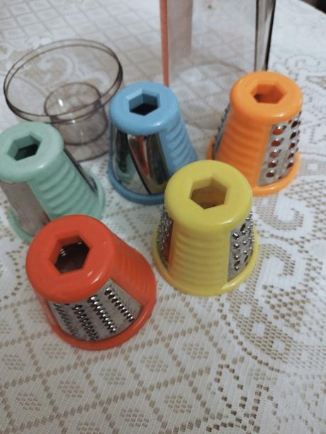 Eletrický strúhač, krájač., 