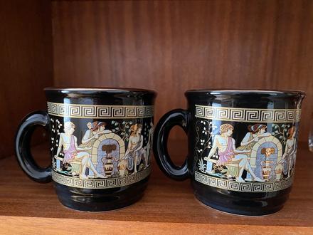 Krásne staré retro čierne šálky z grécka,