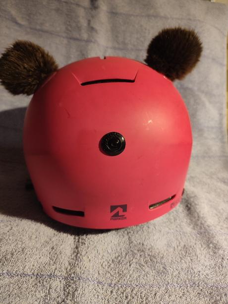 Prilba marker s vysuvacimi okuliarmi, s