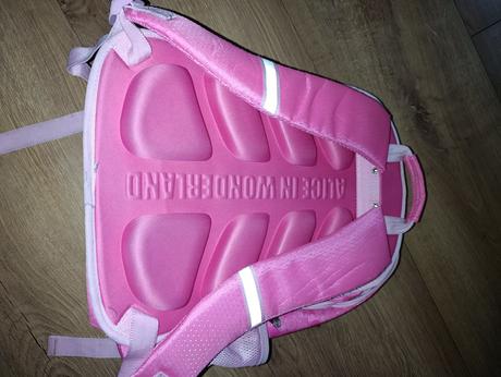 Skolska taska alica v krajine zazrakov,