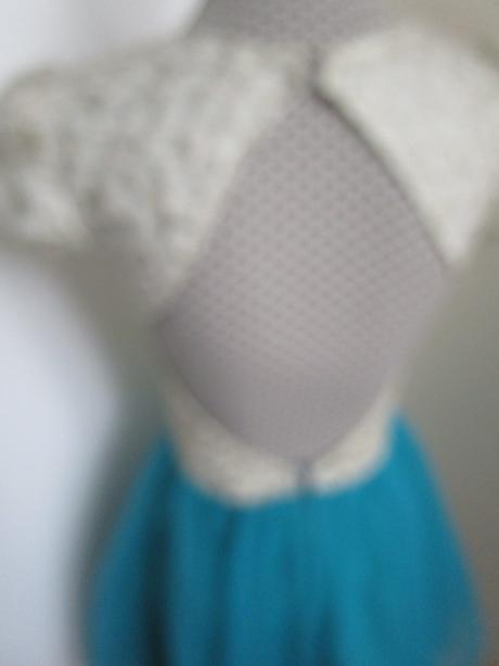 3047. znač. spoloč.  šaty, atmosphere,s